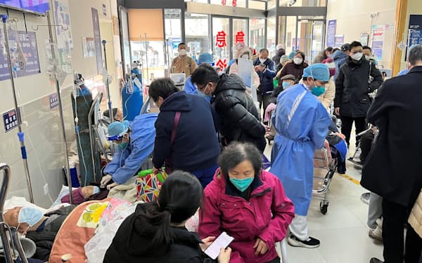中国ではコロナ感染者が急増している（上海市内の病院）＝ロイター