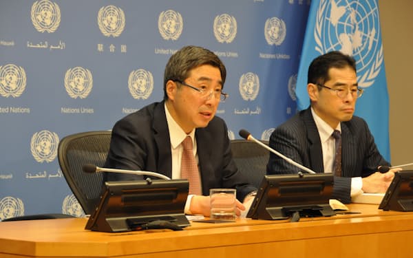 国連本部の記者会見で質問に答える日本の石兼公博大使（3日、ニューヨーク）
