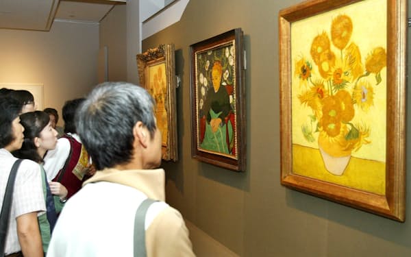 旧損保ジャパン東郷青児美術館で2003年に開催した展覧会でゴッホの「ひまわり」を鑑賞する人々＝ＡＰ