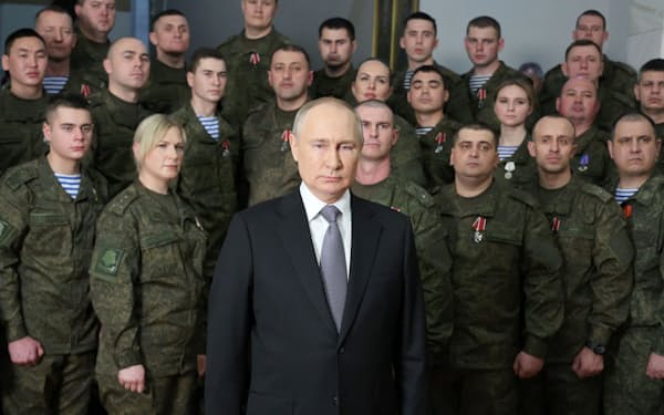 プーチン氏は新年メッセージでも作戦に加わる軍人らを「英雄だ」と称賛した＝ロイター