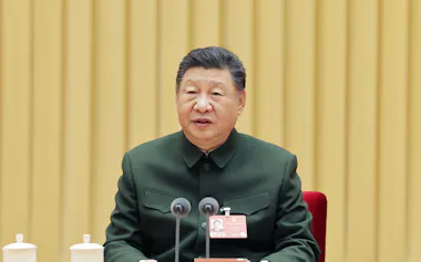 全国人民代表大会(全人代)の軍・武警分科会で演説する習近平国家主席(3月7日、北京)=中国国営中央テレビの映像から