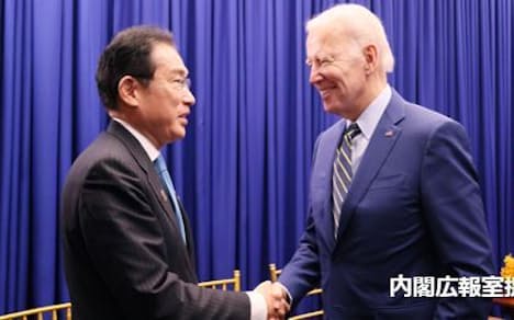 岸田文雄首相は11月、訪問先のカンボジアでバイデン米大統領と会談した（内閣広報室提供）
