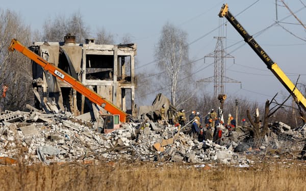 3日、全壊したマケエフカの仮設兵舎の残骸の撤去に当たるロシア非常事態省の要員ら=ロイター