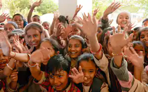 インドの学校は決して恵まれた環境ではないが、生徒は熱心に勉強に打ち込んでいた(2025年11月、インド・グジャラート州の「アダルシュ・スクール・ディーサ」) インドの学校は決して恵まれた環境ではないが、生徒は熱心に勉強に打ち込んでいた(2025年11月、インド・グジャラート州の「アダルシュ・スクール・ディーサ」)