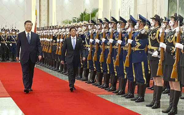 4日、中国の習近平国家主席（左）に迎えられたフィリピンのマルコス大統領＝北京の人民大会堂（フィリピン大統領府提供・共同）