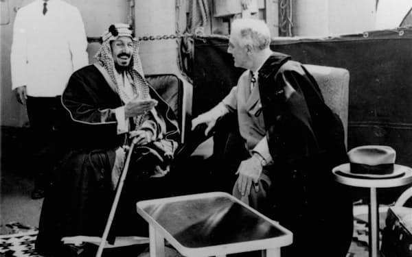 1945年、ルーズベルト米大統領がサウジのアブドルアジズ初代国王と会談して以来、世界の石油取引はドルで決済する「オイルダラー」の時代が続いたが、それが今、変わりつつある=AP