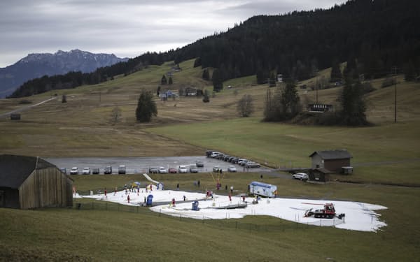 4日、暖冬で雪不足となったスイスのスキー場＝AP