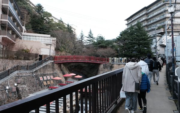 有馬温泉は年末年始も多くの観光客でにぎわった（神戸市）
