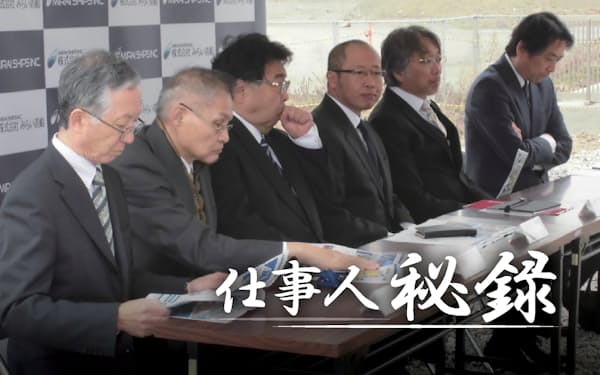 木戸浦氏（右から３番目）ら各社の経営者は合併を決断した