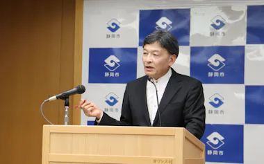 難波市長は「海洋文化施設の事業契約は白紙になる」と説明した(31日、静岡市)