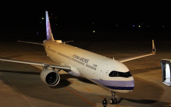 2年9カ月ぶりに広島空港に到着した国際線の初便（4日、広島県三原市）