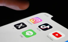 シンガポール、XとTikTokに是正勧告 児童の性的搾取に懸念