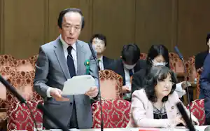 参院財政金融委員会で答弁する日銀の植田総裁。右は片山財務相(3月24日) 参院財政金融委員会で答弁する日銀の植田総裁。右は片山財務相(3月24日)