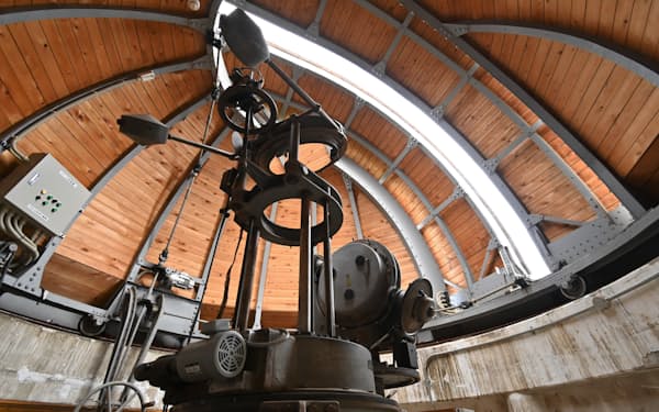 国立天文台にある太陽塔望遠鏡のドーム内部