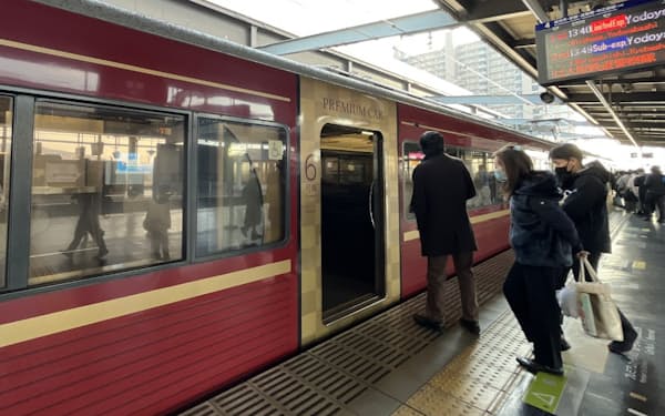 年末、京阪電鉄のプレミアムカーに乗る利用客（2022年12月28日、大阪府枚方市）