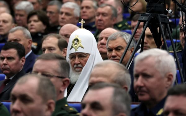 ロシア正教会トップのキリル総主教はプーチン氏に近いとされる（2022年12月、ロシア国防省の会議に出席する総主教）＝スプートニク撮影・ロイター