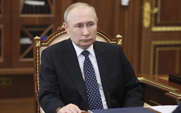 ロシアのプーチン大統領はロシア正教のクリスマスに合わせた一時停戦をショイグ国防相に命じた＝ロシア大統領府提供・ＡＰ