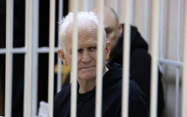 ５日、ミンスクの地区裁判所に出廷したアレシ・ビャリャツキ氏＝ロイター