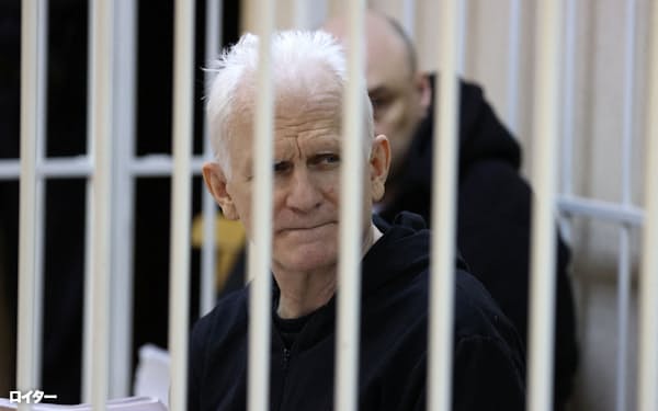 5日、ミンスクの地区裁判所に出廷したアレシ・ビャリャツキ氏=ロイター