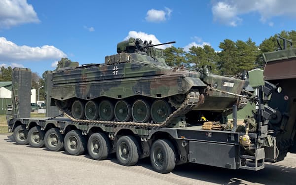 ドイツ軍の歩兵戦闘車「マルダー」（2022年４月、リトアニアのルクラ基地）＝ロイター
