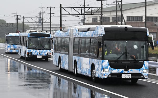 テストコースを自動運転で隊列走行するバス（滋賀県野洲市）