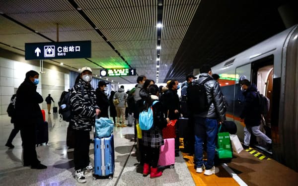 湖北省武漢市の駅で高速鉄道の乗車待ちをする旅客（1日）＝ロイター