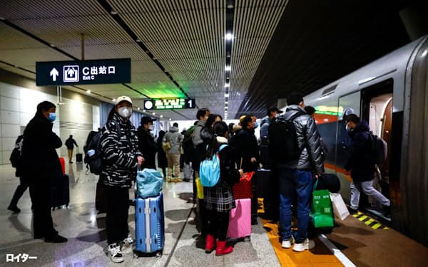 湖北省武漢市の駅で高速鉄道の乗車待ちをする旅客(1日)=ロイター