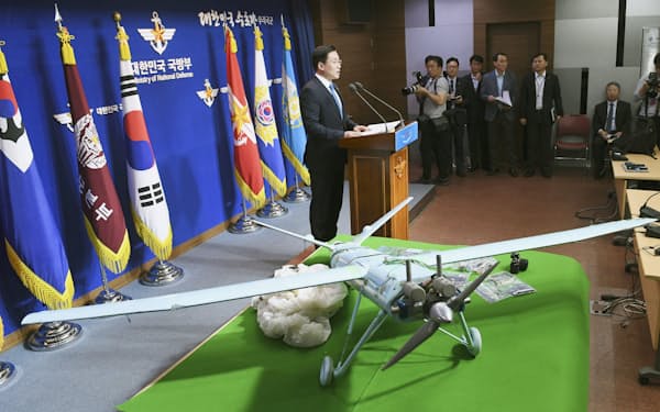 2017年6月、北朝鮮の無人機を公開する韓国国防省の報道官（ソウル）=共同