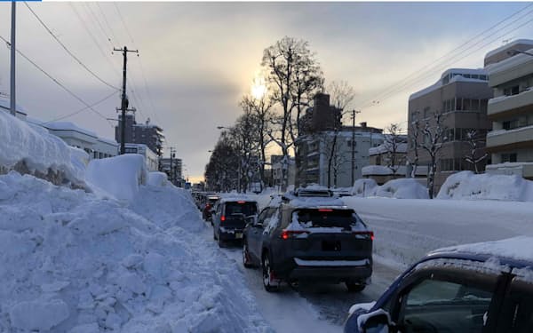主要な幹線道路やバス路線では、大雪により道幅が狭くなり渋滞が多発した(札幌市)