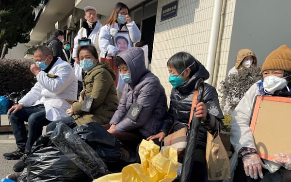 新型コロナ感染症がまん延する中国・上海の葬儀場の外で待つ人々（５日）＝ロイター