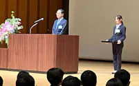 新入社員への辞令交付に臨むクスリのアオキHDの青木社長(1日、金沢市)
