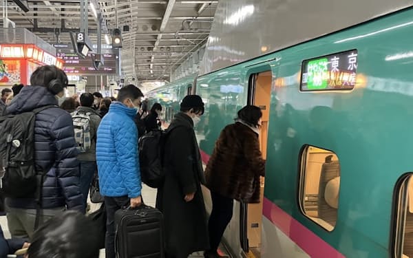 多くの帰省客や旅行客で混雑したＪＲ仙台駅（３日）