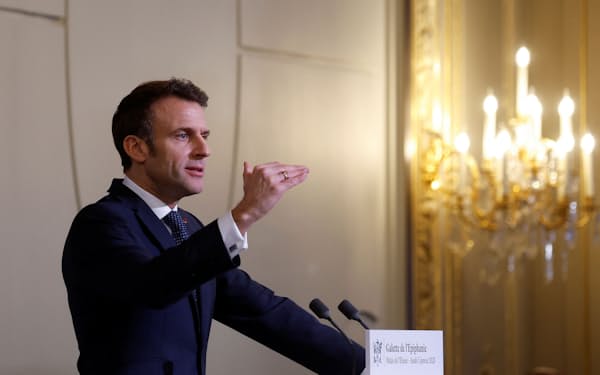 フランスのマクロン大統領は政治的成果として年金制度改革を狙う＝ロイター