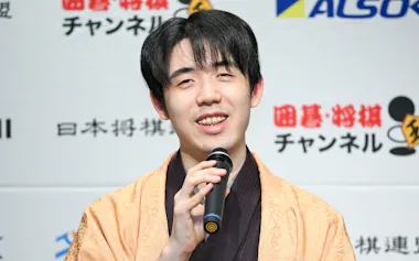 将棋王将戦で5連覇を果たし、記者会見する藤井聡太王将(26日、大阪府高槻市)