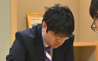 A級順位戦プレーオフで永瀬拓矢九段と対局する糸谷哲郎八段(3月2日、東京都渋谷区)=日本将棋連盟提供