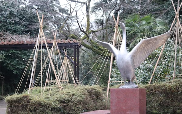 北側の入り口には白鳥像がそびえる（金沢市）