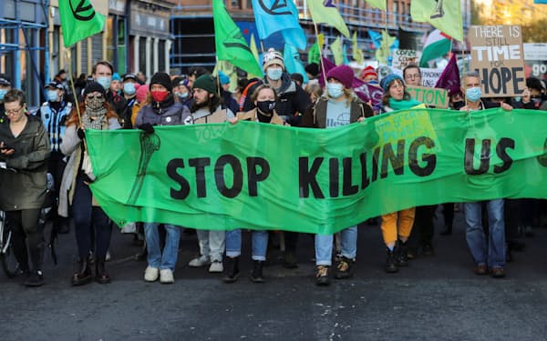 英国グラスゴーで国連気候変動会議 (COP26) が開催される中、環境保護団体「エクスティンクション・リベリオン」の活動家が抗議活動に参加した（2021年11月4日、ロイター）