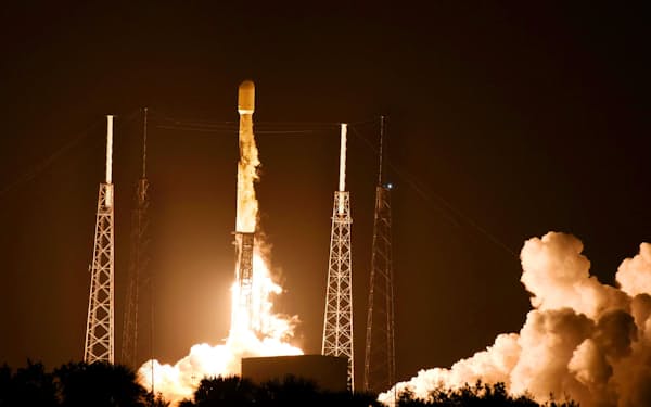 アイスペース社が開発した月着陸船を積んで打ち上げられるファルコン9ロケット（2022年12月11日、アメリカ・フロリダ州）＝ゲッティ共同