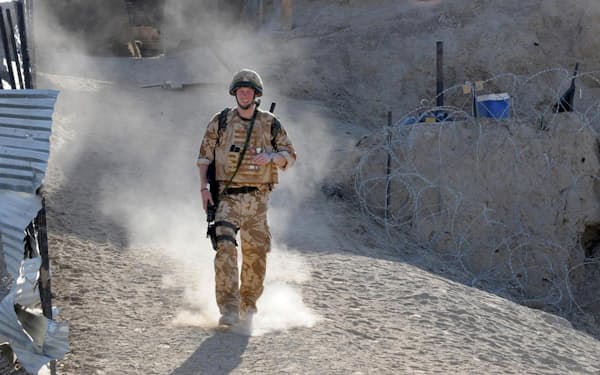 アフガニスタン南部でパトロールをするヘンリー王子（2008年）=AP
