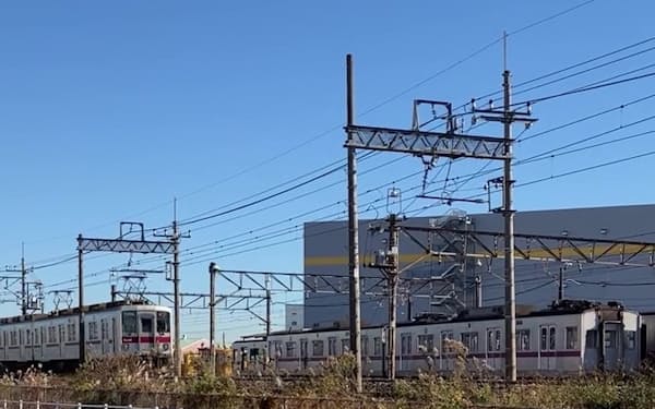 東京メトロなど他社の車両も運ばれて解体される。左は東武佐野線の普通電車（群馬県館林市）