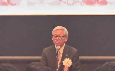 合同入社式で挨拶する浜松商工会議所の斉藤薫会頭(2日、浜松市)