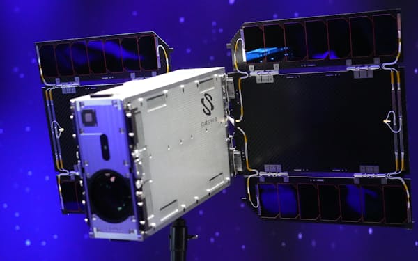 CESでも打ち上げに成功した人工衛星のモデルを展示した（6日、米ラスベガス）
