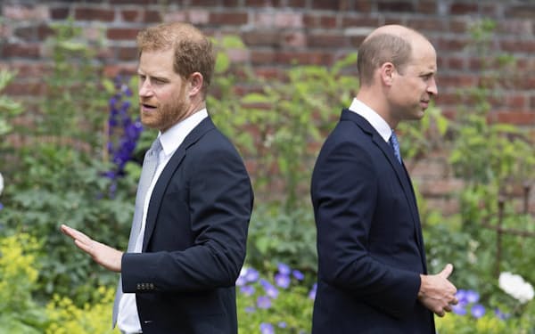 母の故ダイアナ元妃の誕生日の関連行事に参加したヘンリー王子（左）とウィリアム王子（現皇太子）＝2021年7月、ロンドン（AP＝共同）