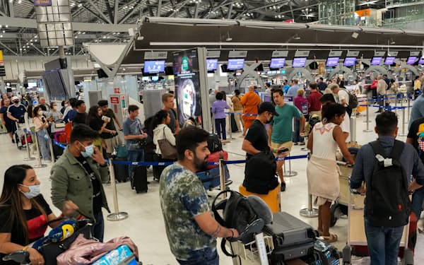 4日、旅行客で混雑するバンコク近郊のスワンナプーム空港＝ロイター