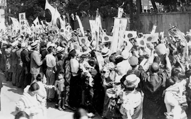 出征兵士の見送りには多くの人が駆けつけた(1938年)=共同