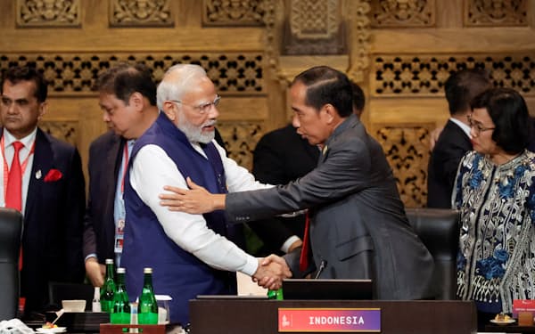 インドはインドネシアに続いてG20の議長国を務める（2022年11月にバリ島で開かれたG20サミットに出席したモディ首相㊧ら）＝ロイター