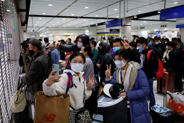 中国、ゼロコロナ政策終了 入境時隔離を撤廃（写真=ロイター） - 日本経済新聞