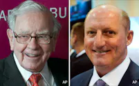 バークシャーは26年1月にアベル氏㊨がバフェット氏からCEOを引き継いだ