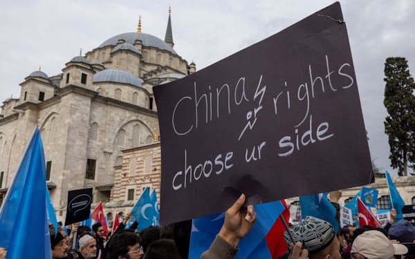 ウイグル族の側に立ち、中国政府に抗議するデモ隊（2022年12月9日、イスタンブール）＝ロイター