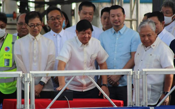 地下鉄トンネルの掘削機を稼働するボタンを押すマルコス大統領＝写真中央（9日、フィリピン・マニラ）